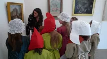 Visite guidée avec des enfants devant un tableau représentant la prise de la Bastille, déguisés avec des costumes de l'époque de la Révolution française. Atelier "Costumes". © Département de l'Isère