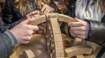 Visite-atelier "L’Abbaye Saint-Antoine et construire au Moyen-Âge". Les enfants utilisent des cubes en bois pour simuler la construction d'arcs et voûtes comme au Moyen-Âge. © Fabien Da Costa