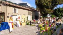 Spectacle compagnie acour dans la cour du Musée Champollion