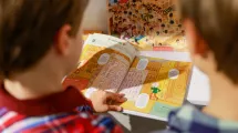 Enfants lisant des livres de la boutique du musée