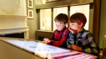 Enfants regardants la tablette interactive du musée