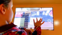 Enfants jouant aux jeux créer spécialement pour le Musée Champollion sur tablette