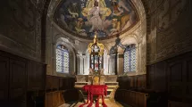 Photographie du choeur de l'église Saint-Laurent orné d'une installation artistique en satin rouge dégoulinant depuis l'autel © Yannick Siegel