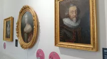 Photo montrant une galerie de portraits du 19eme sicècle au musée de l'ancien évêché