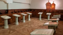 Vision d'ensemble de l'exposition de Philippe Favier dans le choeur des religieuses