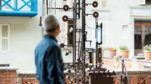 Pierre Luu de dos, devant sa machine Le Songe d'Aristide