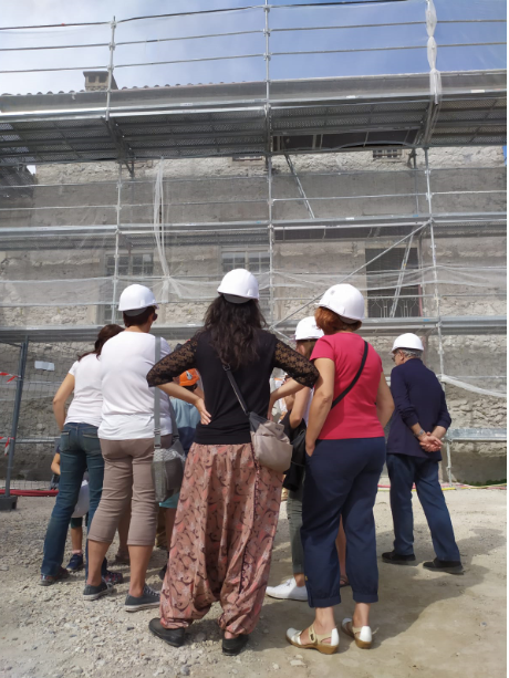 Un groupe de visiteurs devant le chantier du futur Musée Champollion © Département de l'Isère / Musée Champollion