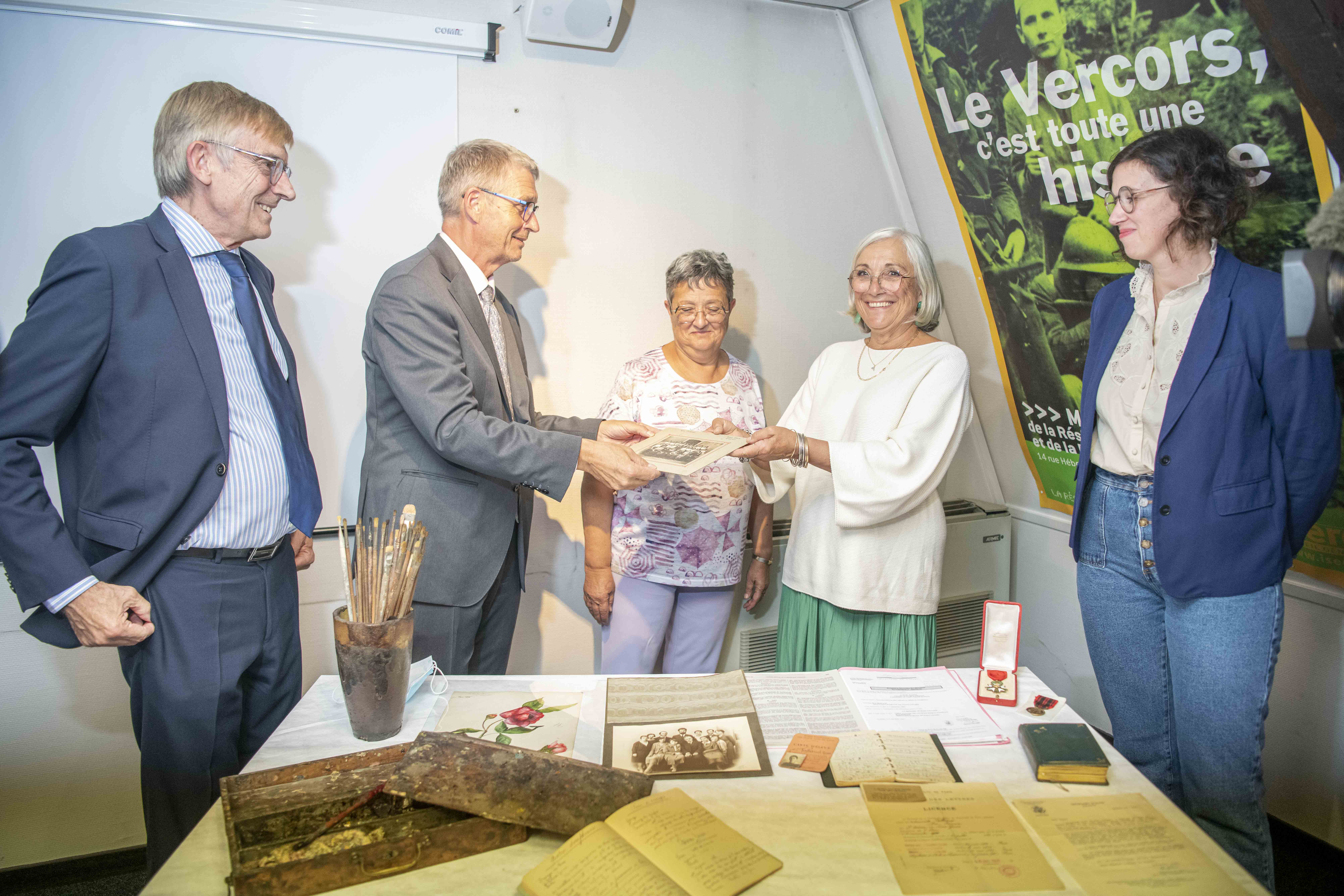 Photographie de la remise officielle des archives familiales de Rose Valland au président du Département de l'Isère