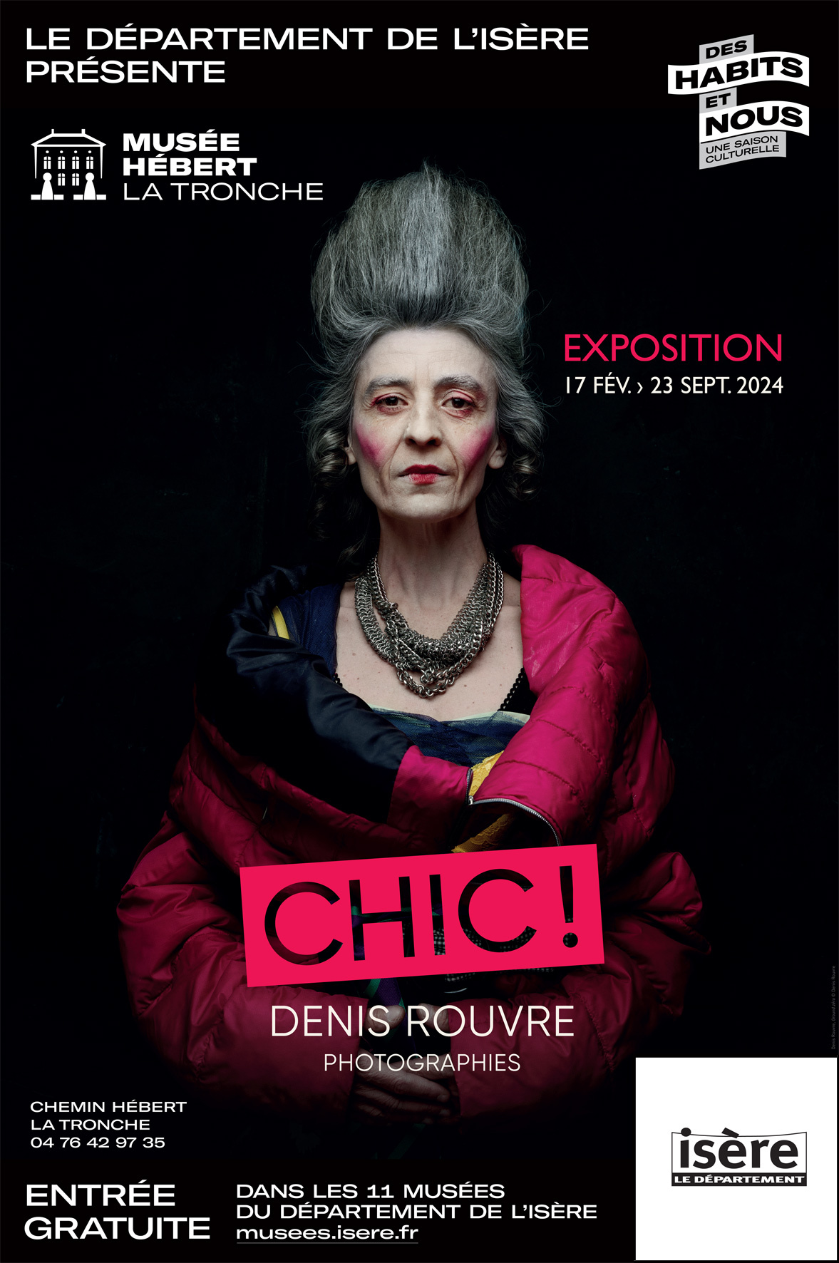 Affiche de l'expo photo "Chic" composée d'une photographie de femme âgée vêtue d'une doudoune rouge regardant le spectateur d'un air grave sur fond noir
