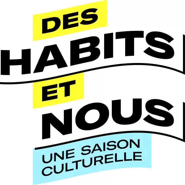 Logo textuel "Des habits et nous, une saison culturelle", écrit en noir avec des touches de jaune et de bleu