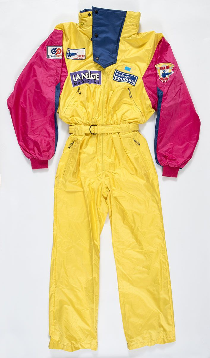 Photographie d'une combinaison de ski Anoralp jaune, fuschia et bleue