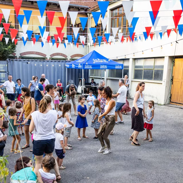 Soirée festive avec la DJette Flaca Boonse dans la cour du Musée de la Résistance et de la Déportation pour le 80e anniversaire de la Libération