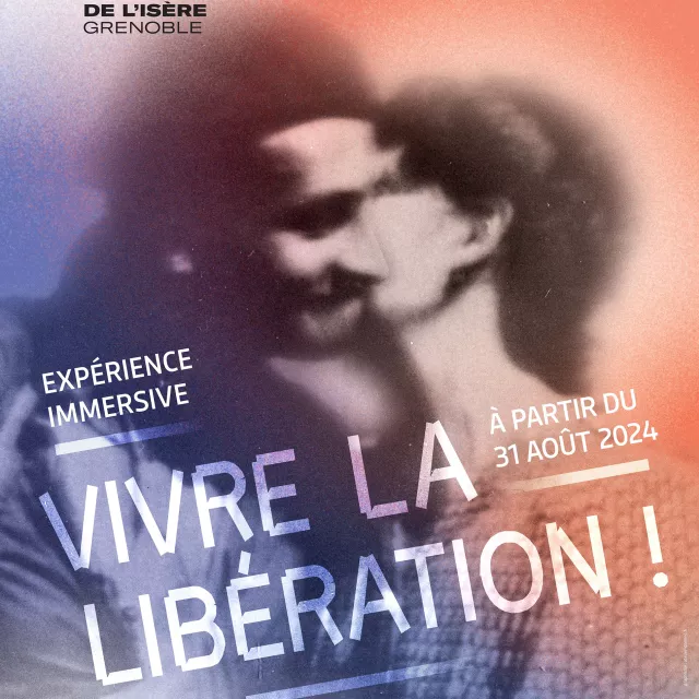 Affiche de l'expérience immersive "Vivre la libération" composée d'une photographie floutée d'une femme embrassant un homme dans des tons bleu-blanc-rouge