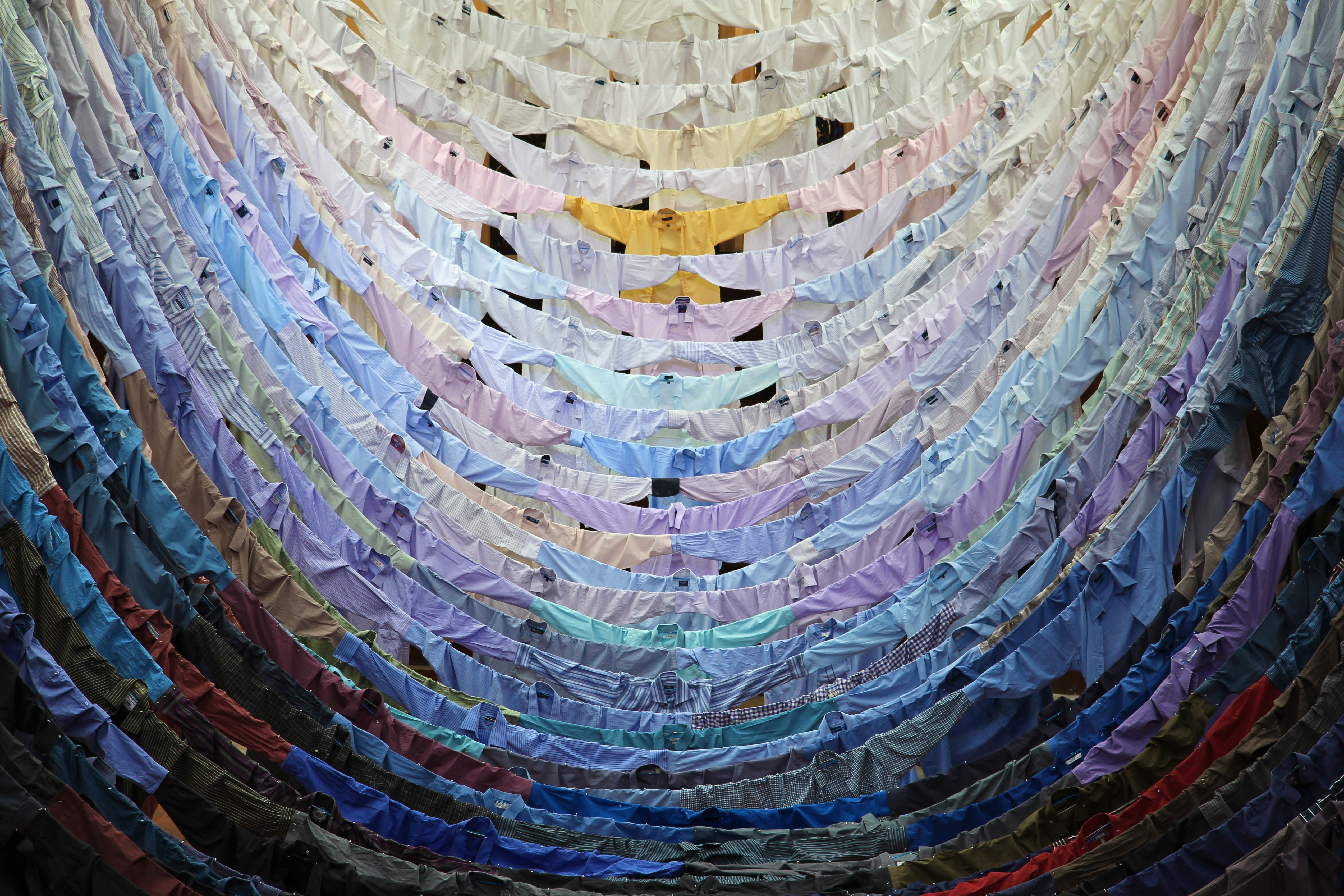 The Blue Route - Kaarina Kaikkonen Installation artistique en chemises