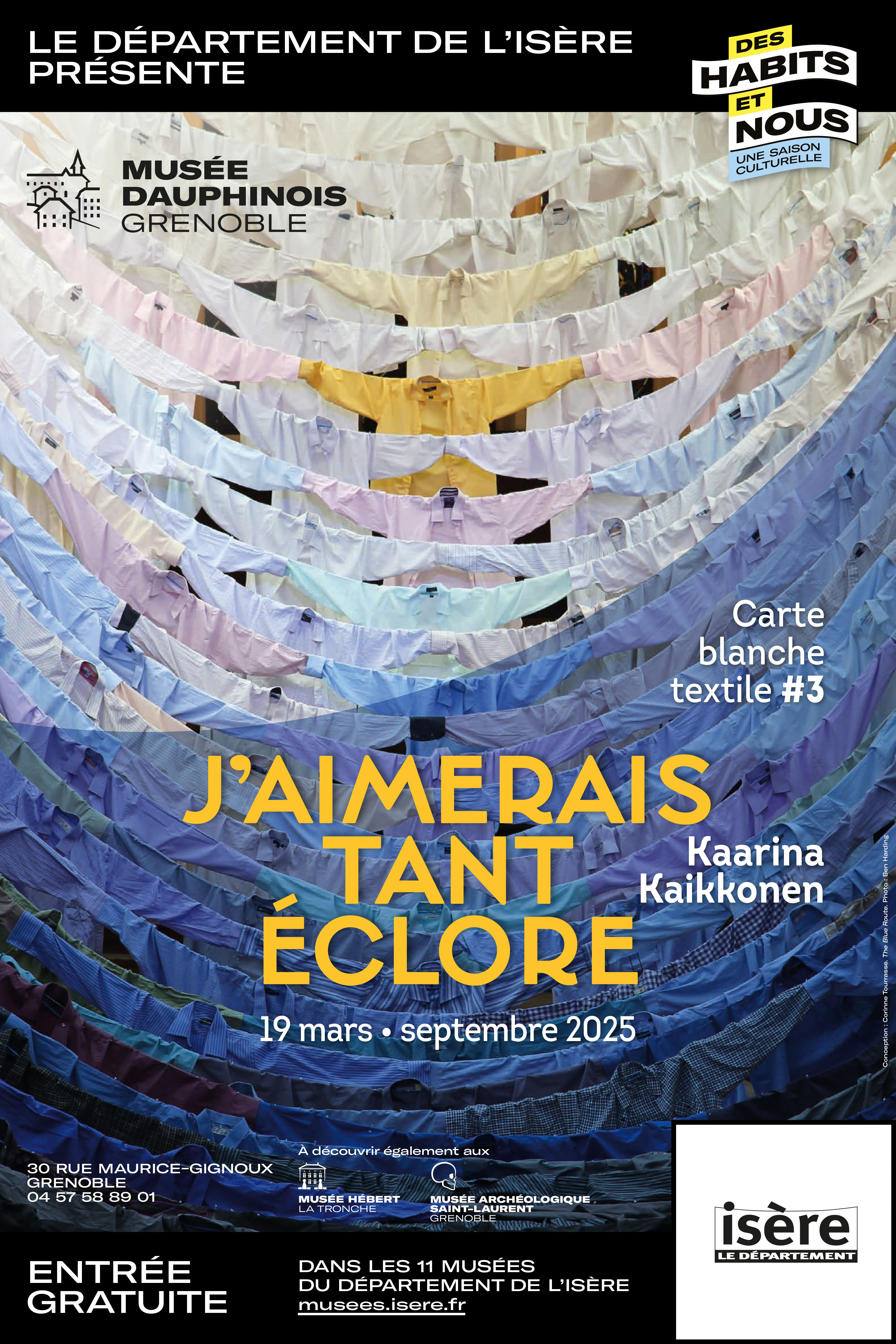 J'aimerais tant éclore - Kaarina Kaikkonen affiche de l'exposition j'aimerais tant éclore de Kaarina Kaikkonen composée d'une photo d'une installation qu'elle avait réalisée avec une accumulation de chemises