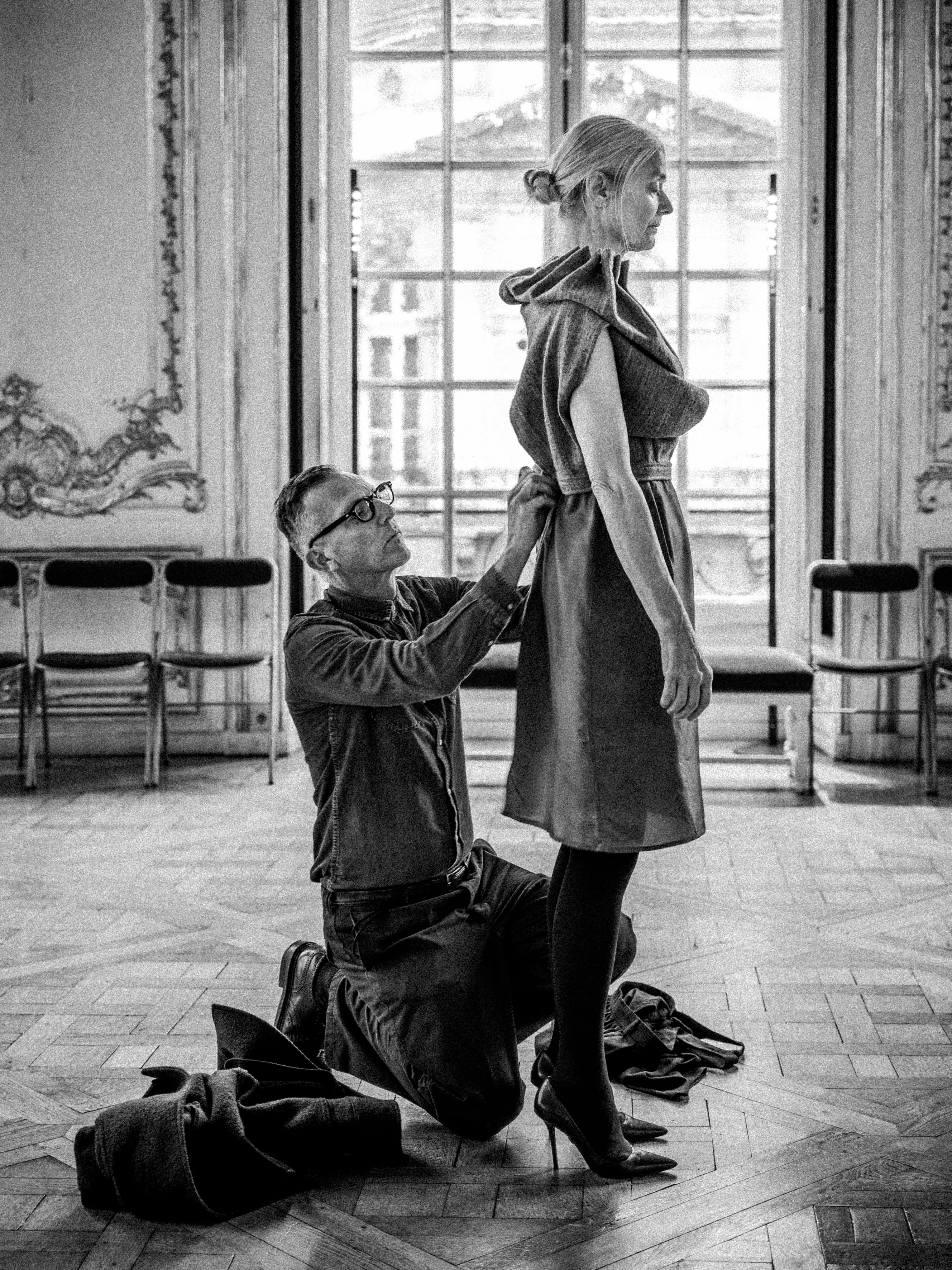 Photo en noir et blanc : Olivier Saillard habillant une mannequin lors d'une performance