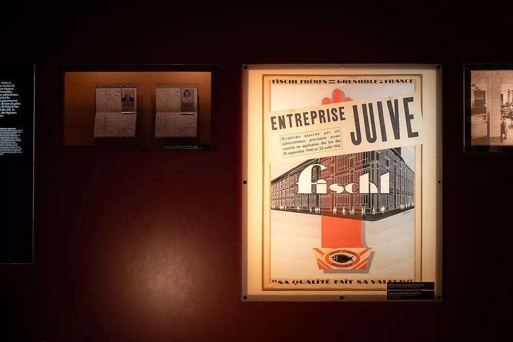 Affiche de l'entreprise Fisch, entreprise de ganterie grenobloise, victime des mesures prises contres les commercants d'origine juive dans le cadre de l'aryanisation durant le régime de Vichy.