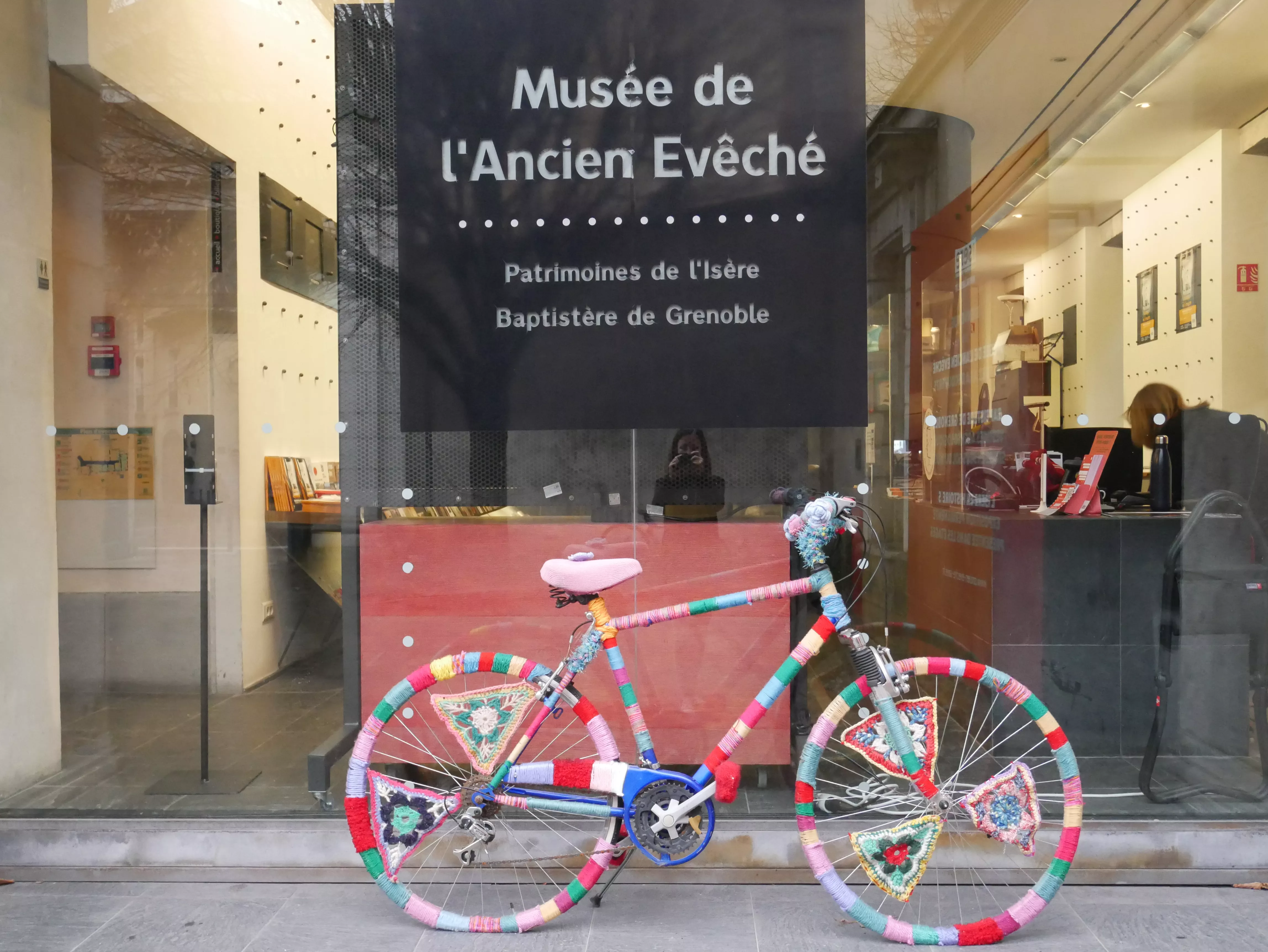 Vélo en tricot devant le musée de l'Ancien Évêché