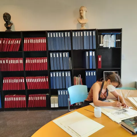 Valérie Sizaire, restauratrice sur papier - Centre de ressources Albert Soboul © Domaine de Vizille - Musée de la Révolution française