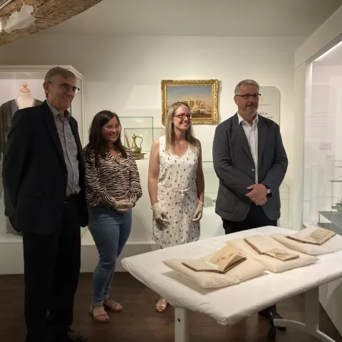 (De gauche à droite) Patrick Curtaud, Vice-Président à la culture, au patrimoine, au devoir de mémoire et à la coopération internationale, Maéva Gervason, assistante de conservation, Caroline Dugand, Conservatrice et Jean-Pierre Barbier, Président du Département de l'Isère, posant devant les carnets. © Département de l'Isère