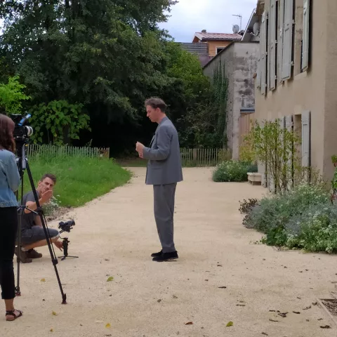 Tournage de l'équipe France 24 dans les jardins du Musée Champollion © Département de l'Isère / Musée Champollion