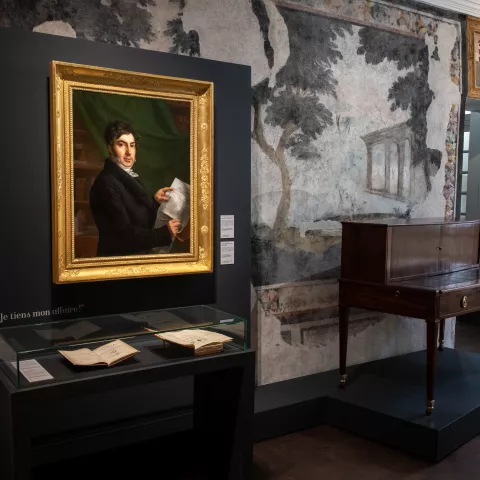 Photographie de la salle du déchiffrement au Musée Champollion, exposant le portrait de Jean-François par Mme de Rumilly et son bureau. © Département de l'Isère / Musée Champollion / Jean-Sébastien Faure