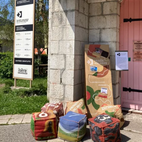 Présentoir et cubes devant le musée