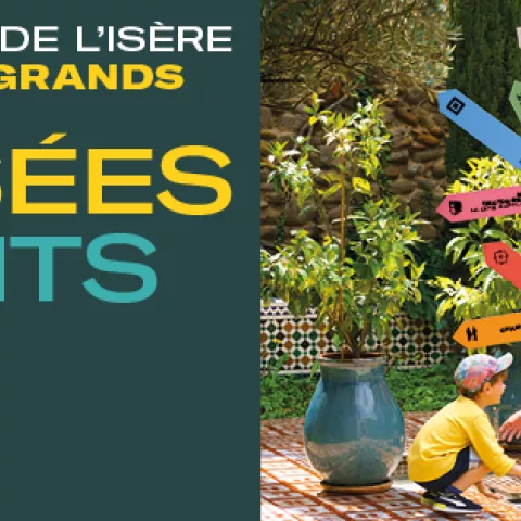 Grand mère jouant dans un jardin avcec ses petits enfants et annonce de la campagen d'été