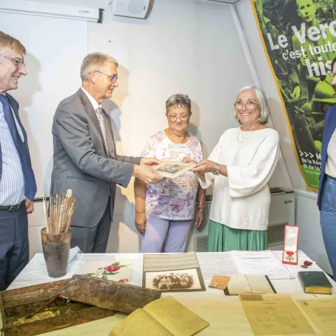 Photographie de la remise officielle des archives familiales de Rose Valland au président du Département de l'Isère
