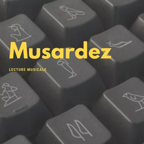 Affiche du podcast "Musardez" composée d'une photographie en gros plan d'un clavier d'ordinateur avec des touches hiéroglyphes © Guiseppe Colarusso