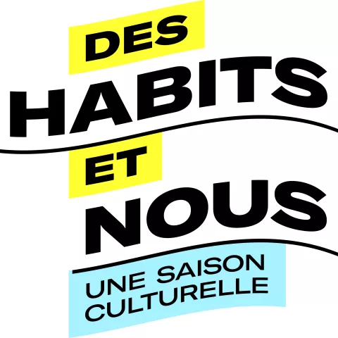 Logo textuel "Des habits et nous, une saison culturelle", écrit en noir avec des touches de jaune et de bleu