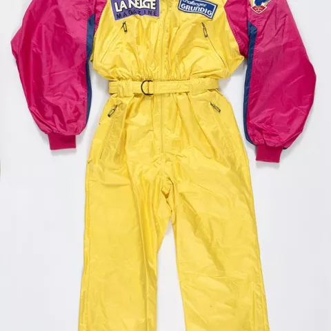 Photographie d'une combinaison de ski Anoralp jaune, fuschia et bleue