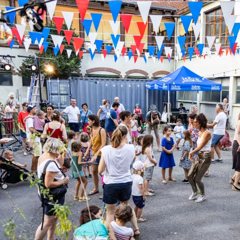 Soirée festive avec la DJette Flaca Boonse dans la cour du Musée de la Résistance et de la Déportation pour le 80e anniversaire de la Libération