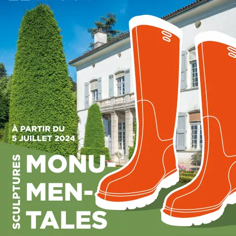 Photographie de la façade du musée Hébert avec une paire de grandes bottes oranges de jardin dessinées au premier plan et le titre "Sculptures monumentales, carte blanche à Lilian Bourgeat" © Visuel de com Lilian Bourgeat au Musée Hébert