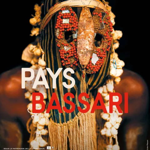 Affiche de l'exposition Pays bassari composé d'une photo d'un masque Djallonké