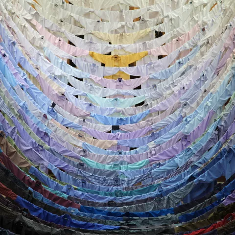 Installation artistique en chemises
