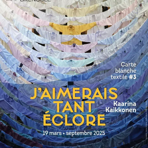affiche de l'exposition j'aimerais tant éclore de Kaarina Kaikkonen composée d'une photo d'une installation qu'elle avait réalisée avec une accumulation de chemises
