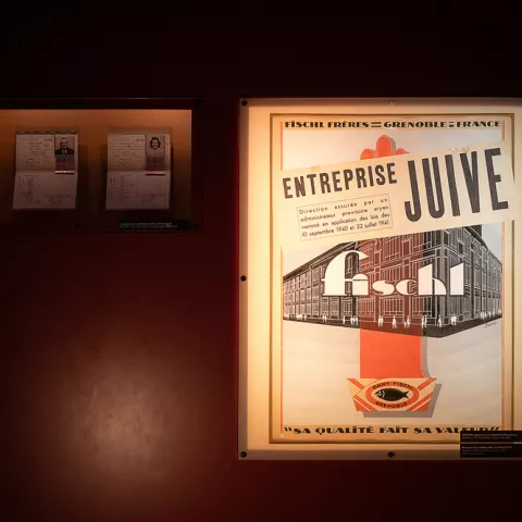 Affiche de l'entreprise Fisch, entreprise de ganterie grenobloise, victime des mesures prises contres les commercants d'origine juive dans le cadre de l'aryanisation durant le régime de Vichy.