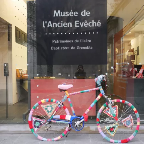 Vélo en tricot devant le musée de l'Ancien Évêché