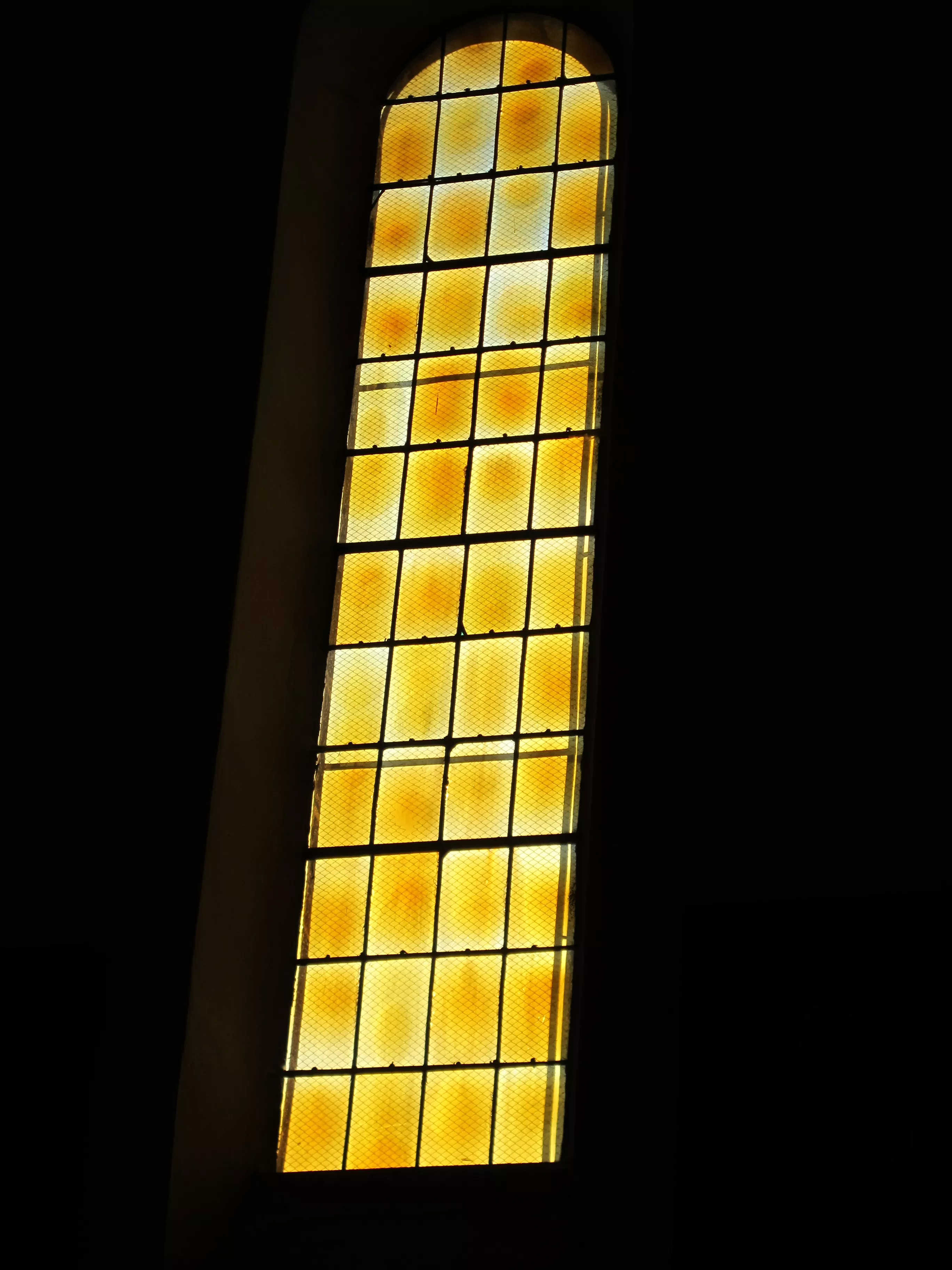 Visuel d'un vitrail au musée d'art sacré contemporain Saint-Hugues-de-Chartreuse