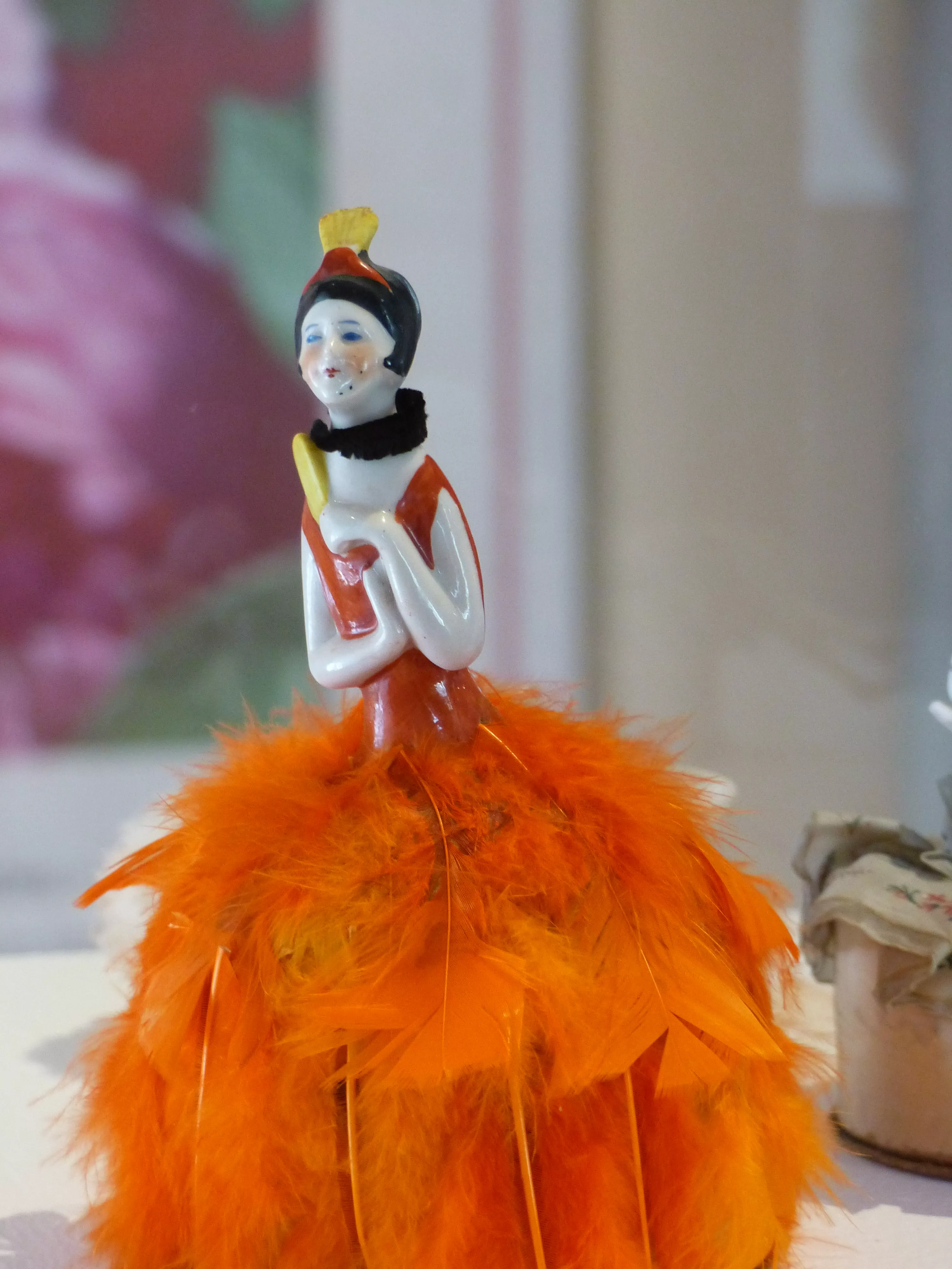 Demi-figurine, style garçonne à l'éventail ©  Département de l’Isère / Musée de Saint-Antoine-l'Abbaye