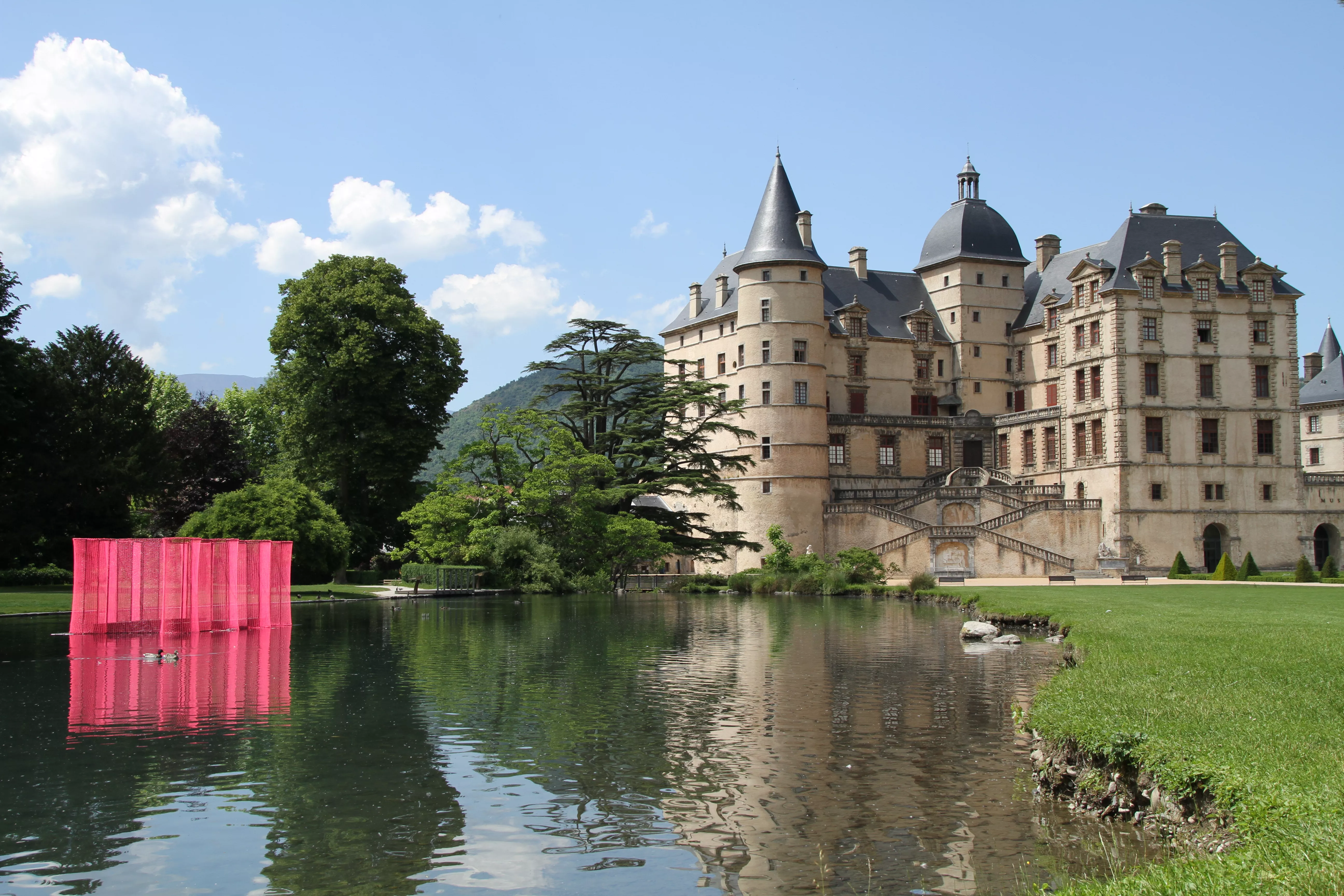 Installation Rose Palace dans le parc du Domaine de Vizille © ©Domaine de Vizille/Département de l'Isère Vue en couleurs de l'Installation Rose Palace dans le parc du Domaine de Vizille © ©Domaine de Vizille/Département de l'Isère