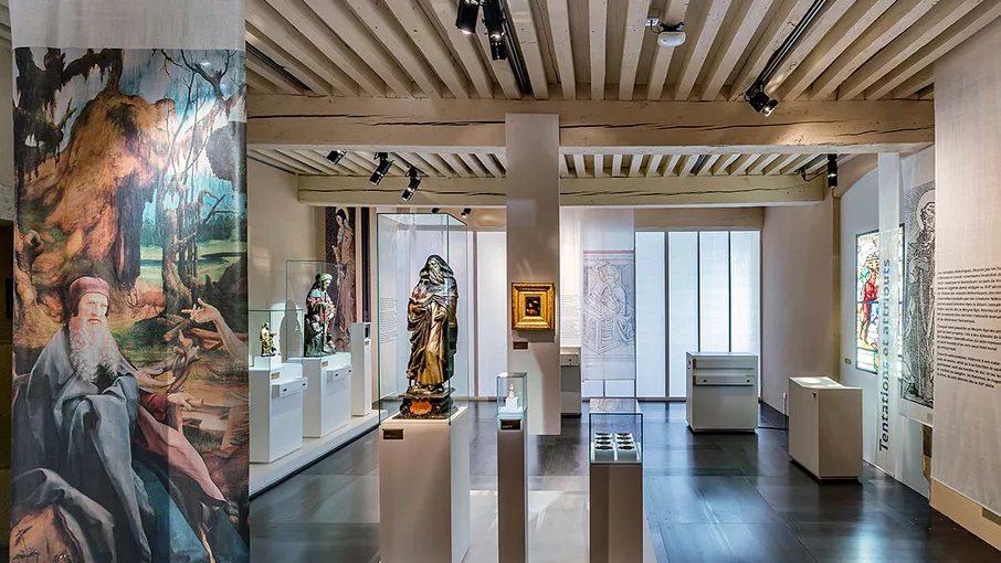Chroniques d'une abbaye, vue de l'exposition © Cnossos/Musée de Saint-Antoine l'Abbaye, 2018 Chroniques d'une abbaye, vue de l'exposition © Cnossos/Musée de Saint-Antoine l'Abbaye, 2018