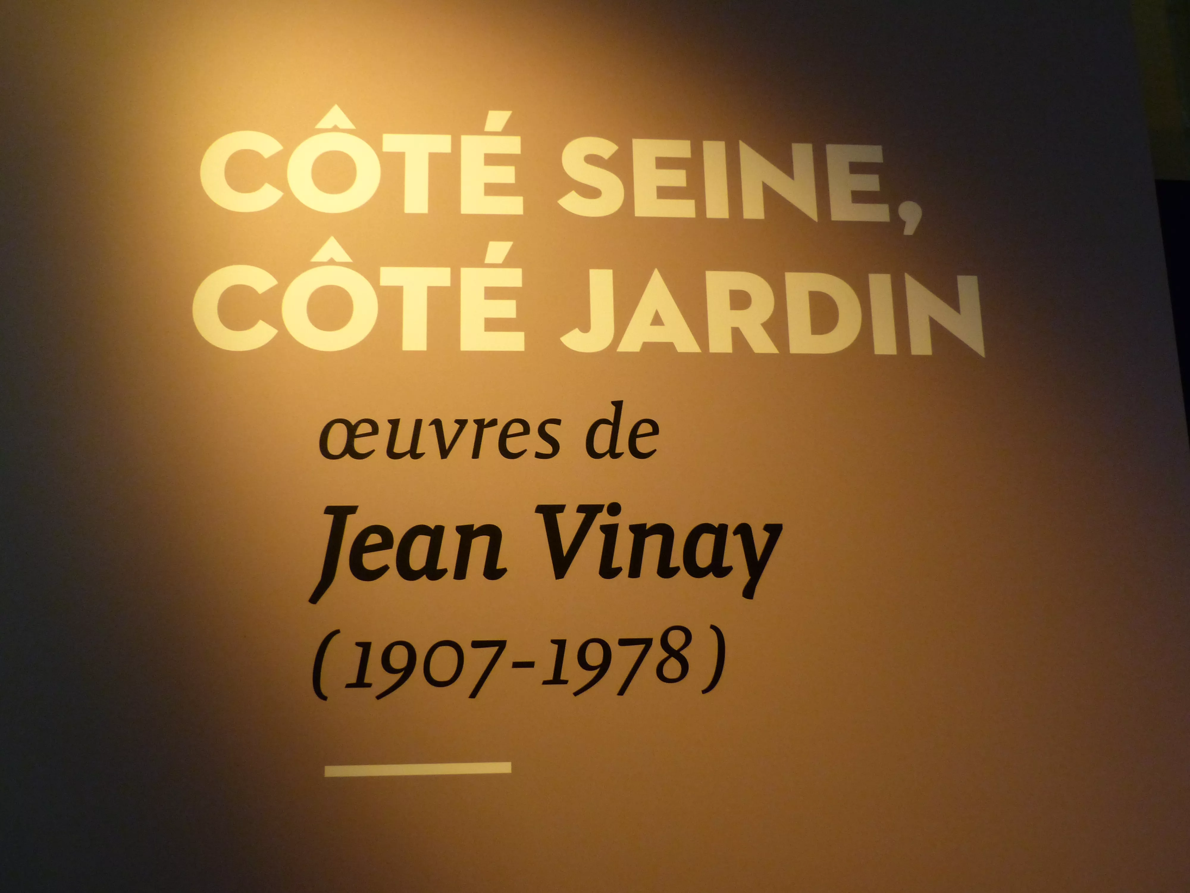 Panneau titre de l'exposition © Département de l'Isère / Musée de Saint-Antoine-l'Abbaye