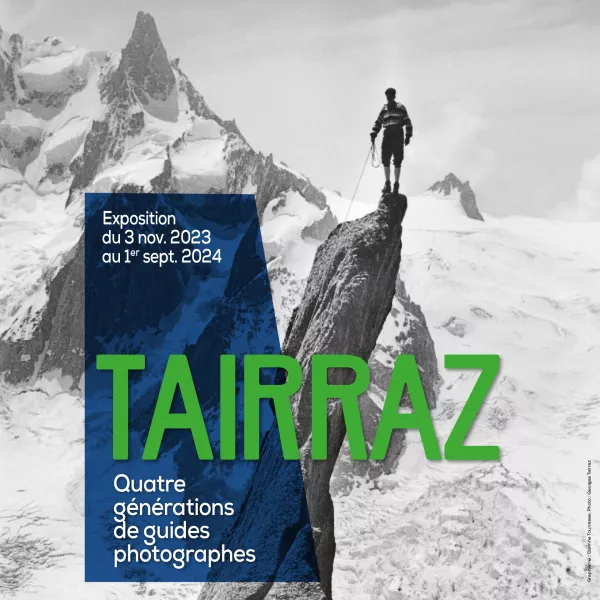 Affiche de l'exposition "Tairraz, quatre générations de photographes" composée d'une photographie en noir et blanc montrant un homme au sommet d'un pic rocheux devant un paysage de montagne