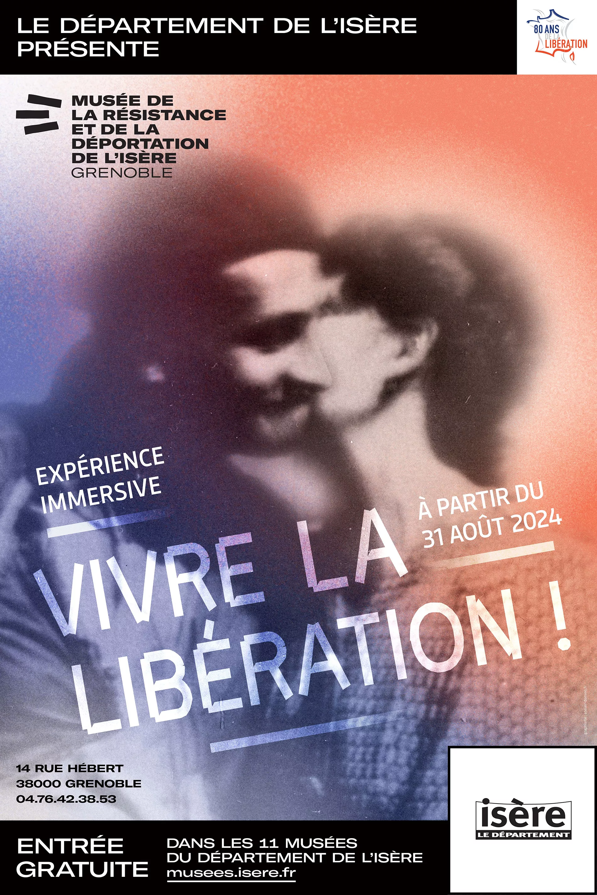 Affiche de l'expérience immersive "Vivre la libération" composée d'une photographie floutée d'une femme embrassant un homme dans des tons bleu-blanc-rouge