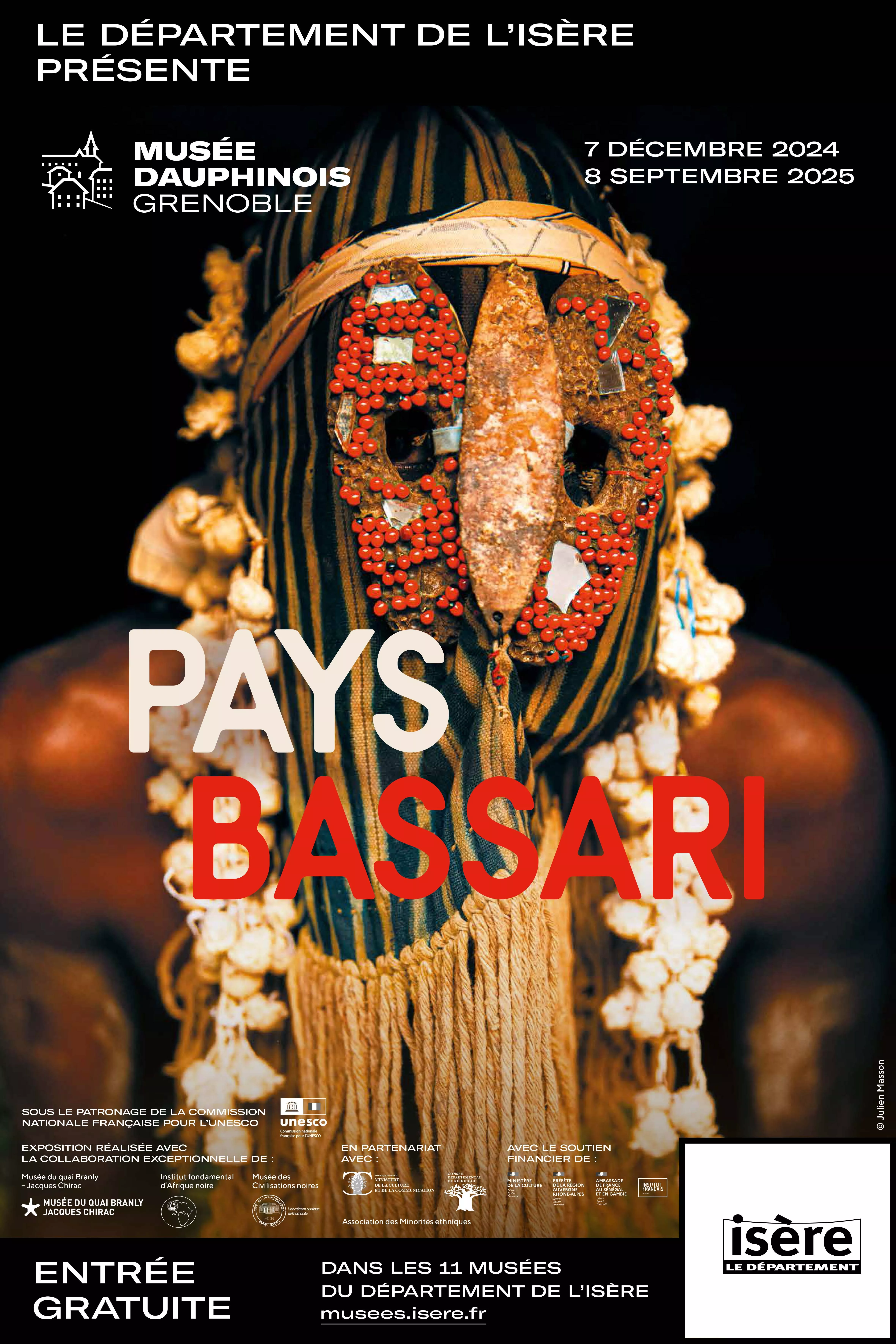 Affiche de l'exposition Pays bassari composé d'une photo d'un masque Djallonké