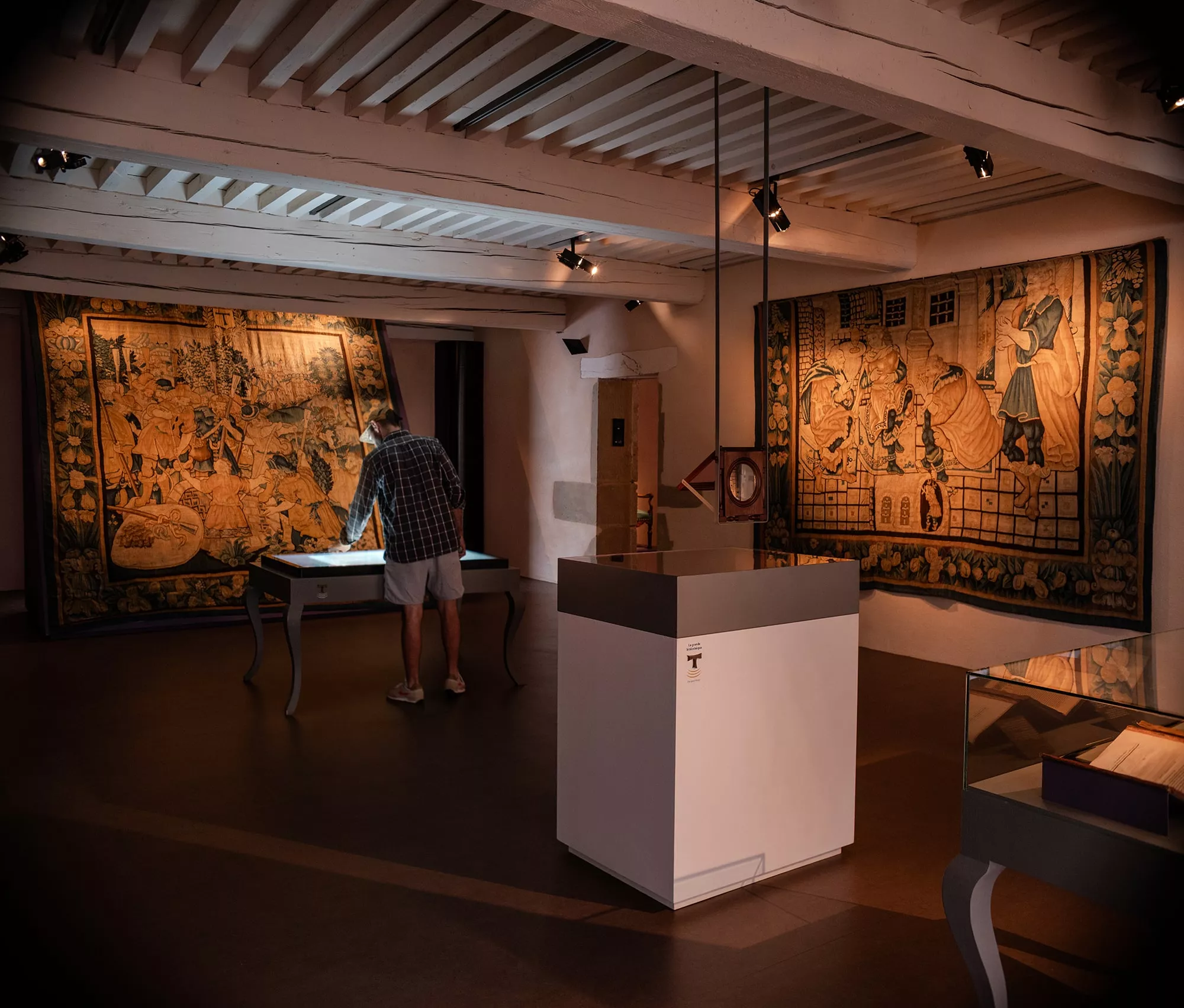 salle d'exposition du parcours permanent avec tapisserie d'Aubusson