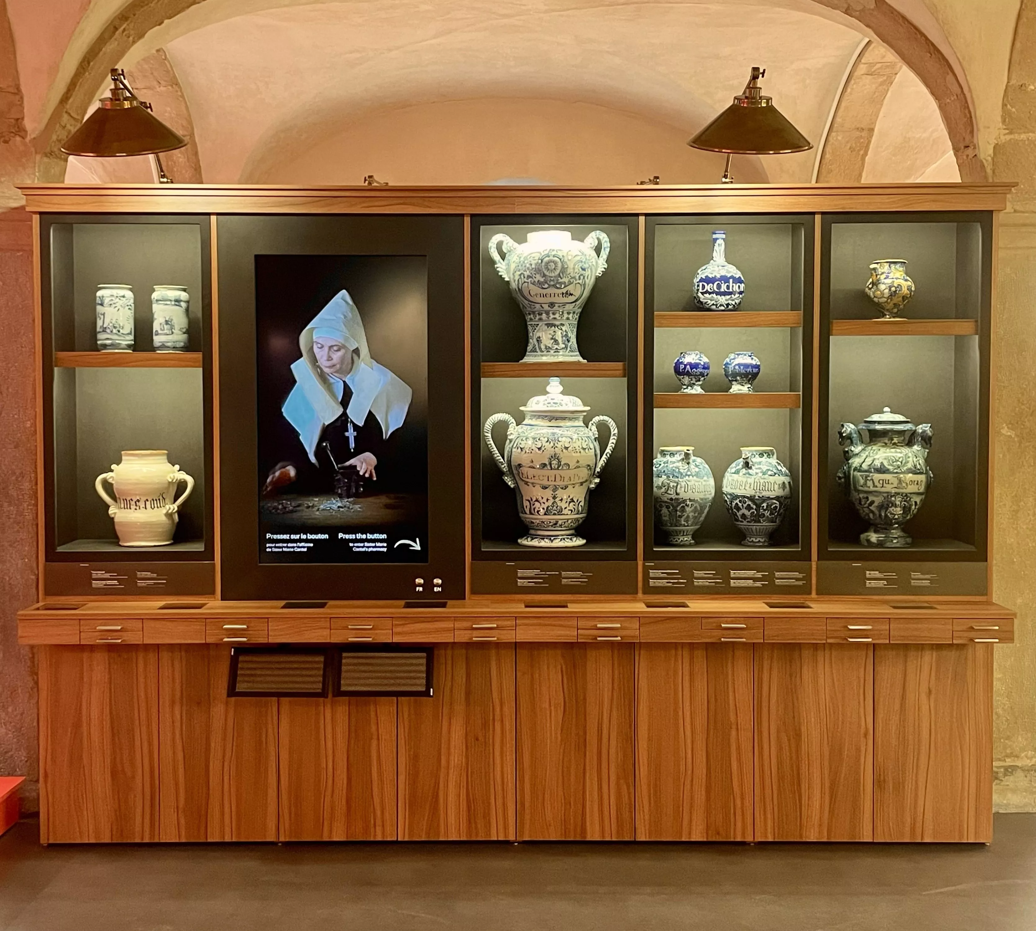 Exposition Parfums d'histoire, du soin au bien-être. Nouveau dispositif interactif Nouveau dispositif interactif avec contenu audiovisuel intégré. Vous y ferez la rencontre de Marie Cantel, sœur hospitalière à l’Hôtel-Dieu de Lyon au XVIIe siècle