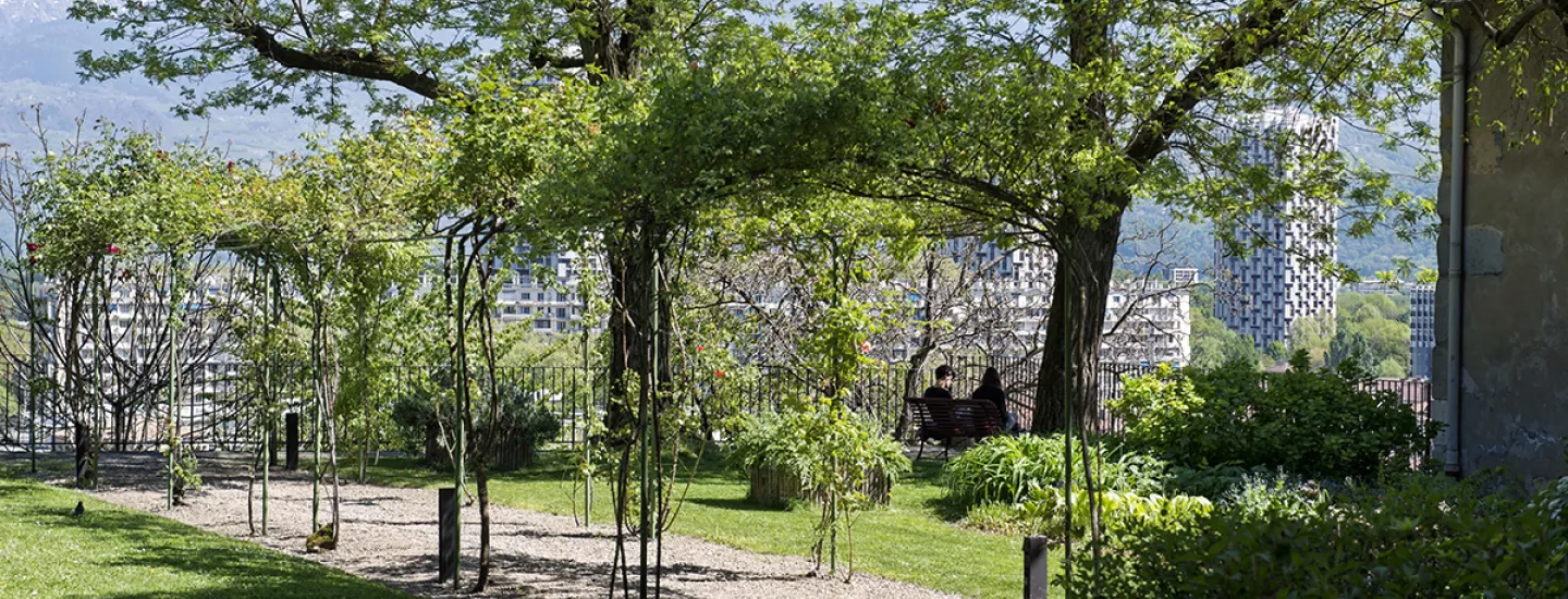 Musée dauphinois, Grenoble, la roseraie Parcs et jardins des musées départementaux © Département 38
